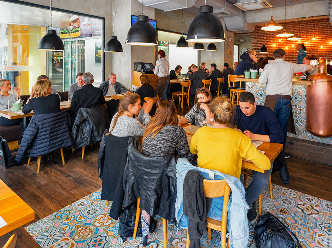 Pražský bar Joy Burger zařízený v retro stylu